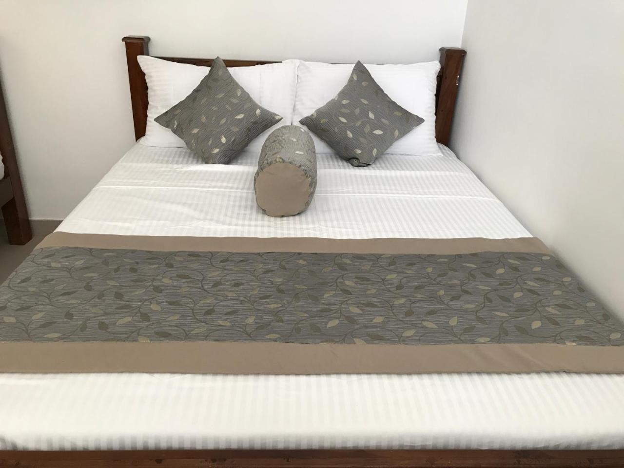 Hotel Royal White Tourist Rest Anuradhapura Zewnętrze zdjęcie