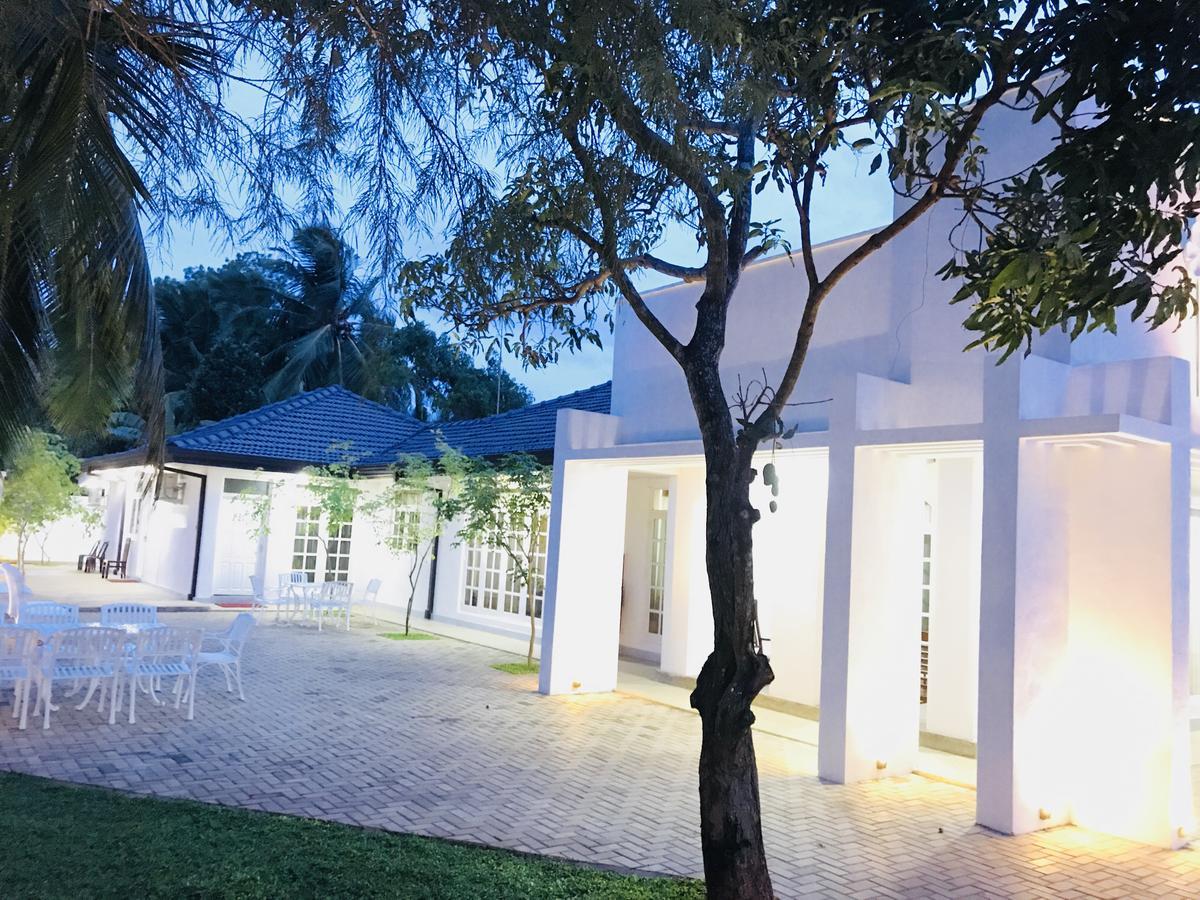Hotel Royal White Tourist Rest Anuradhapura Zewnętrze zdjęcie