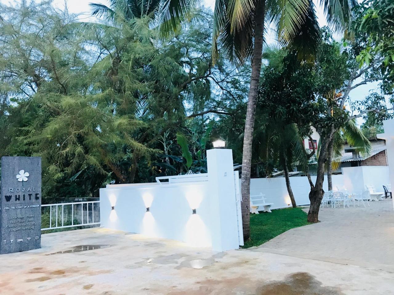 Hotel Royal White Tourist Rest Anuradhapura Zewnętrze zdjęcie