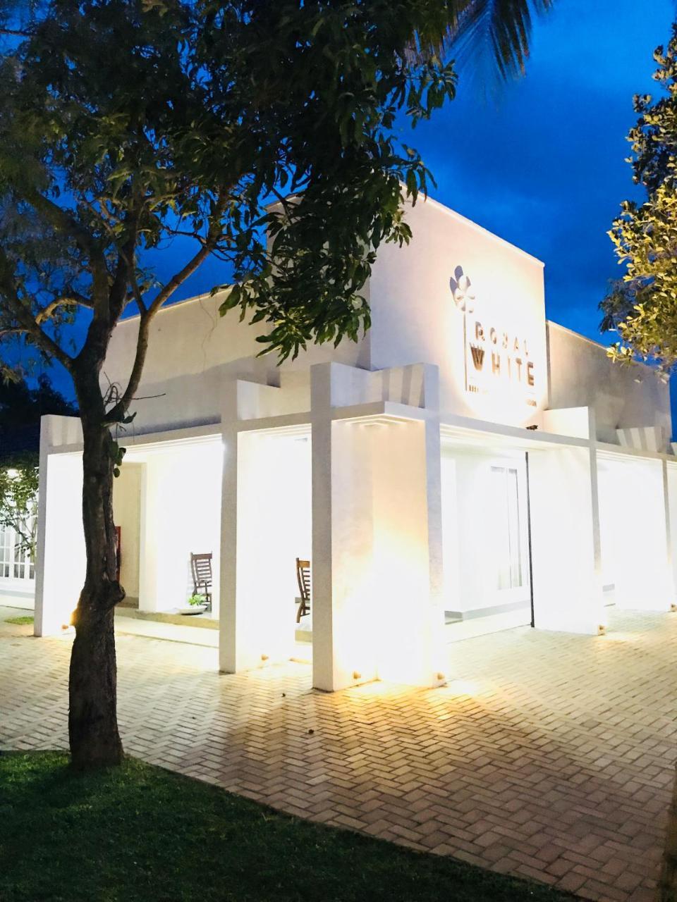 Hotel Royal White Tourist Rest Anuradhapura Zewnętrze zdjęcie