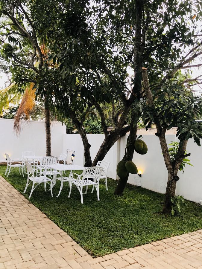 Hotel Royal White Tourist Rest Anuradhapura Zewnętrze zdjęcie